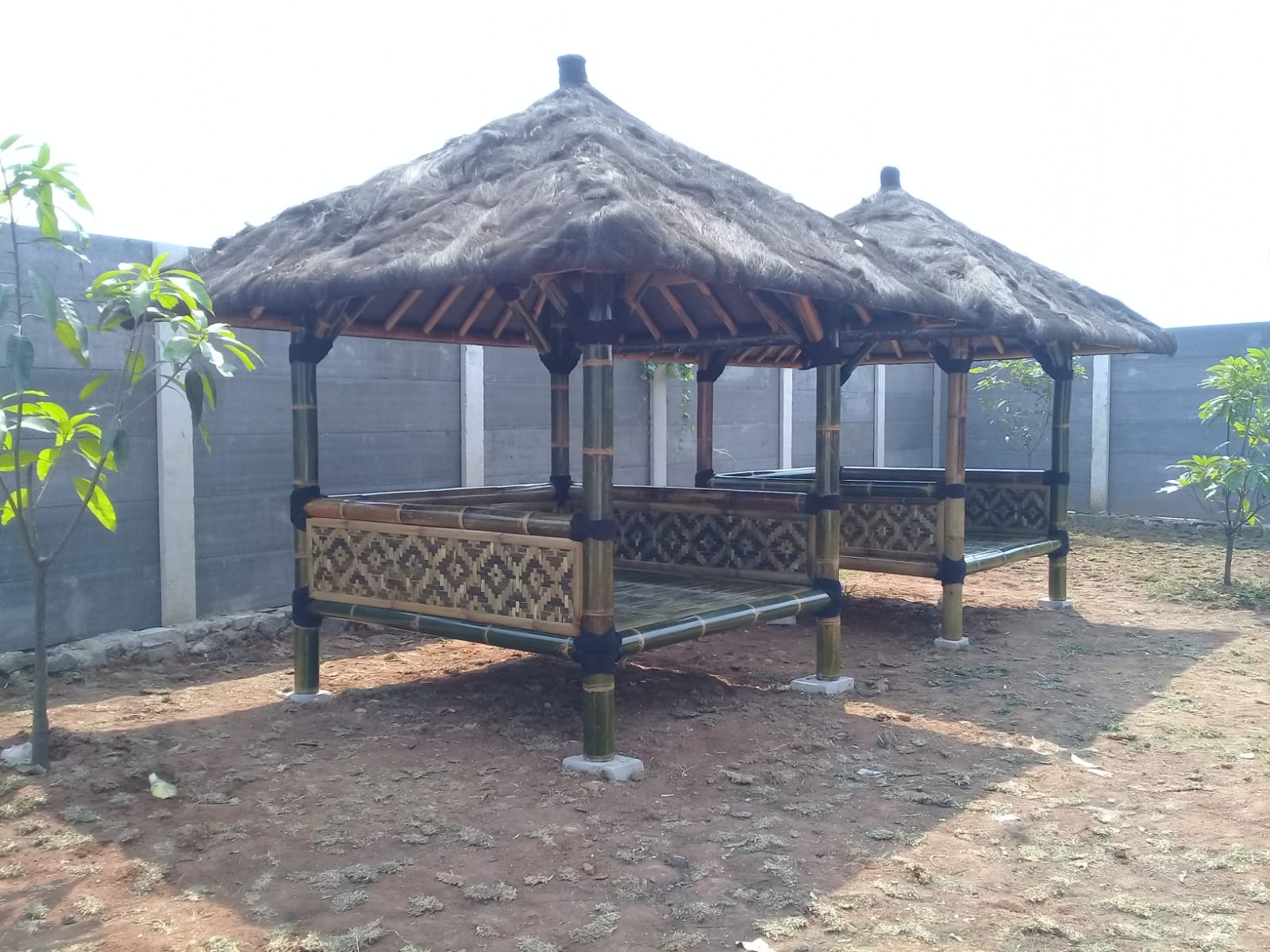 Saung villa penginapan rumah kayu